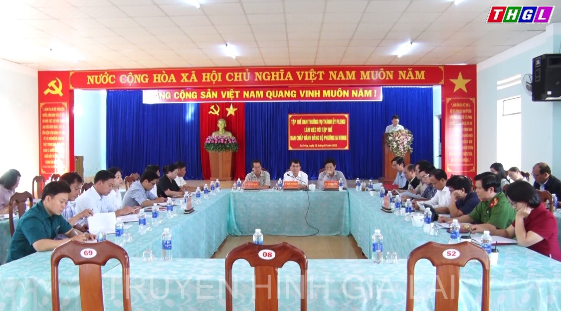 Tập thể BanThường vụ Thành ủy Pleiku làm việc với Đảng bộ phường IaKring