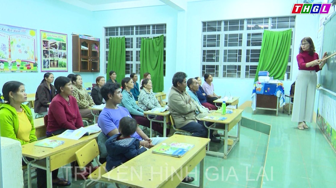 Lớp học xóa mù chữ cho bà con dân tộc thiểu số