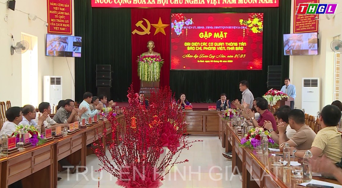 Lãnh đạo huyện Ia Grai gặp mặt các cơ quan thông tấn, báo chí, phóng viên báo.