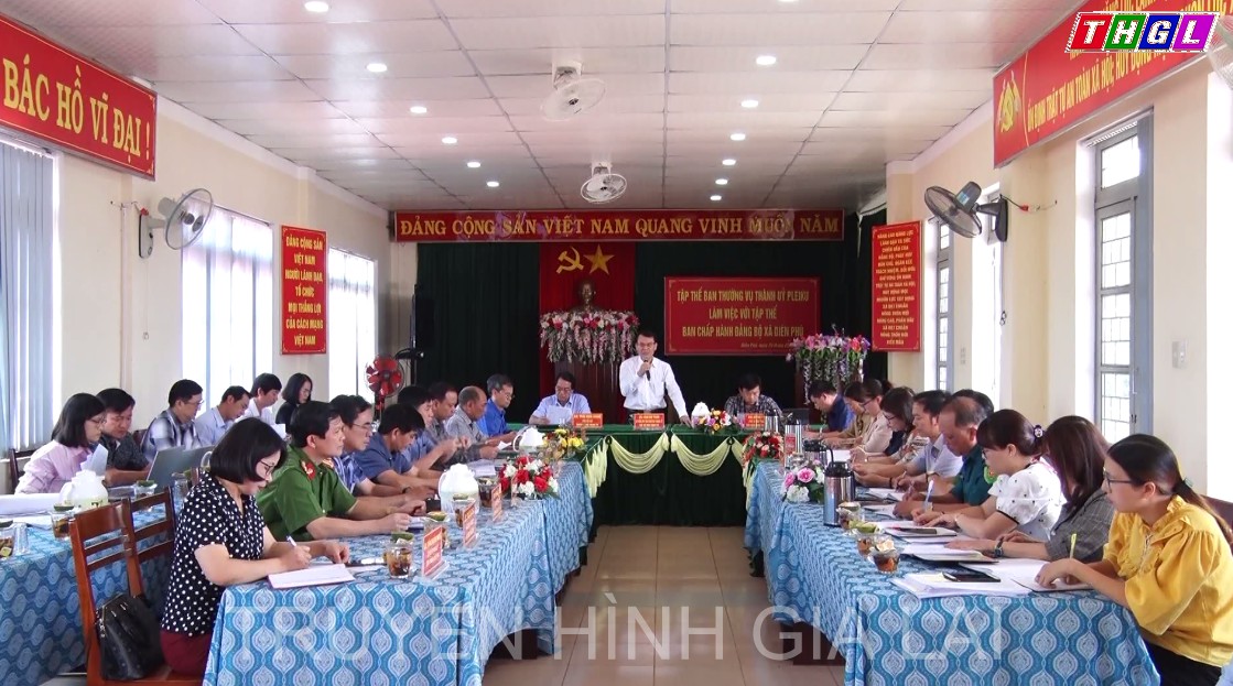 Tập thể Ban thường vụ Thành ủy Pleiku làm việc với Ban chấp hành Đảng bộ xã Diên Phú.