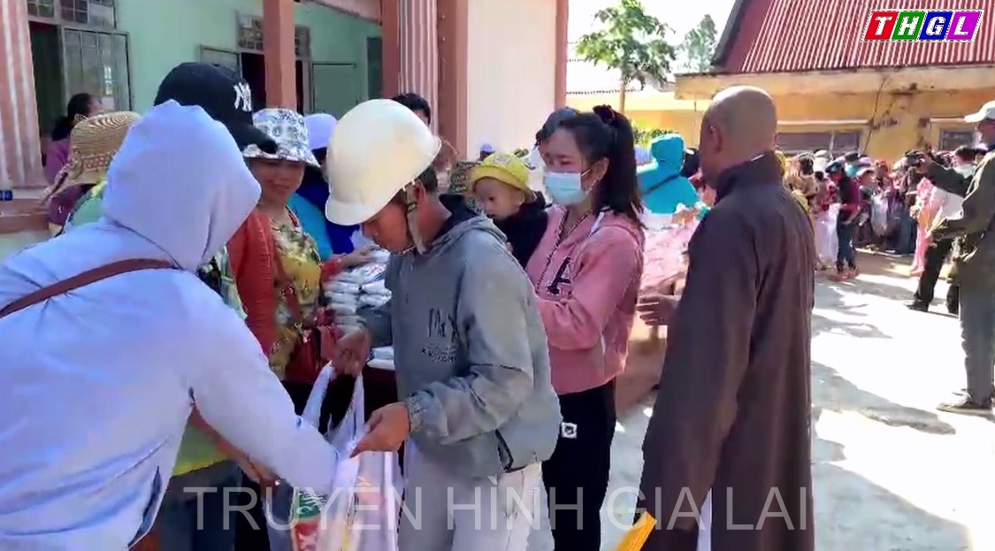 Tặng 500 suất quà cho người nghèo, hộ dân tộc thiểu số ở xã Chư Krêy