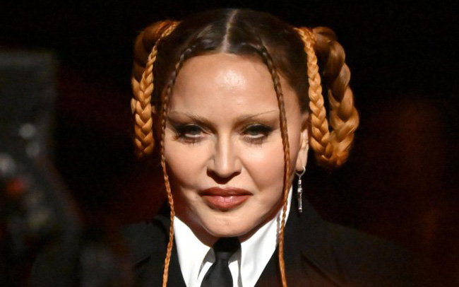 Fan “bấn loạn” trước “gương mặt mới” của Madonna tại Grammy 2023