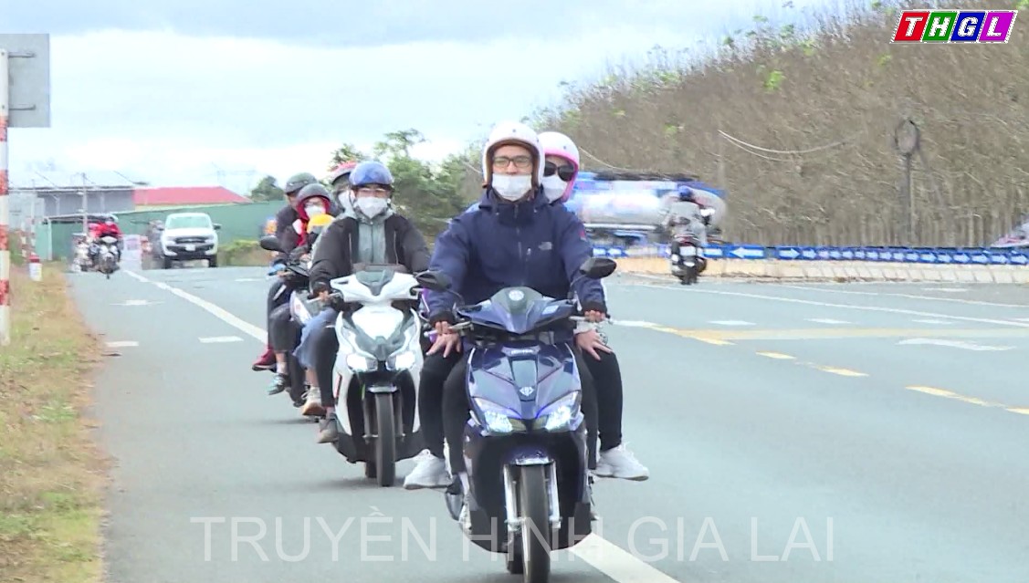Người dân Gia Lai lưu thông bằng xe mô tô trở lại các tỉnh, thành trong nước sau Tết