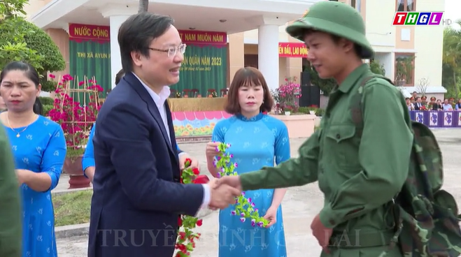 Chủ tịch UBND tỉnh Trương Hải Long dự Lễ Giao – nhận quân tại thị xã Ayun Pa