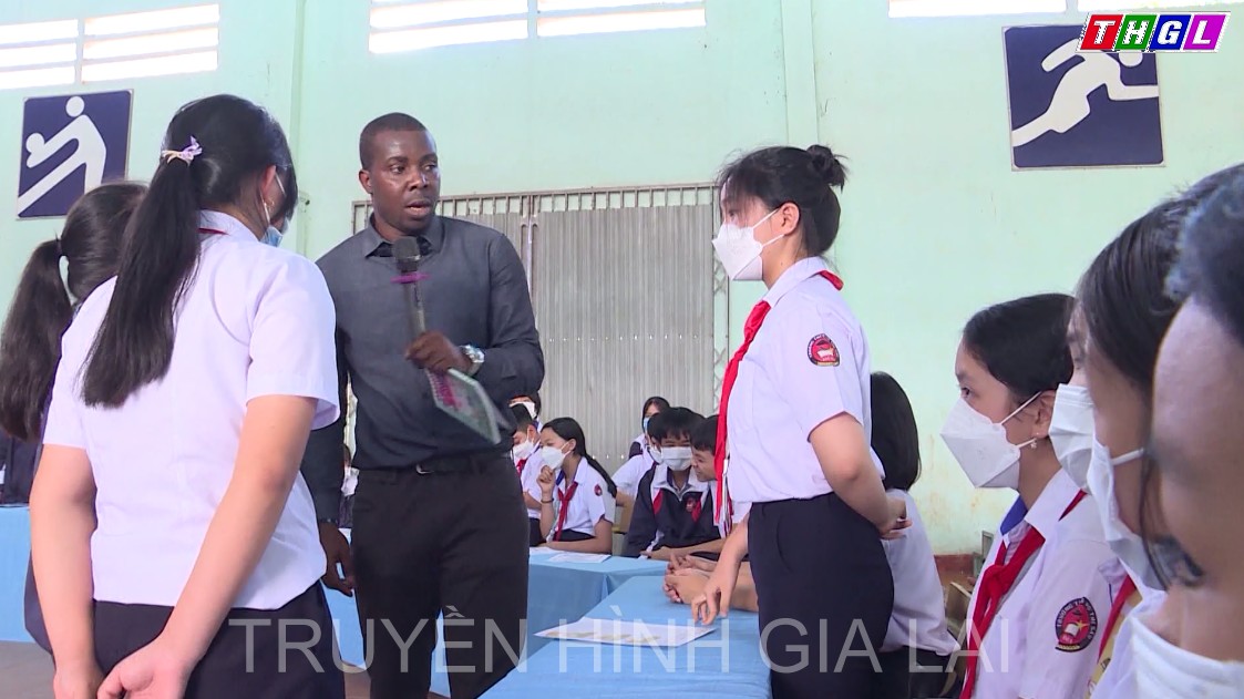 Lan tỏa phong trào xây dựng trường học điển hình về môi trường dạy học và sử dụng ngoại ngữ