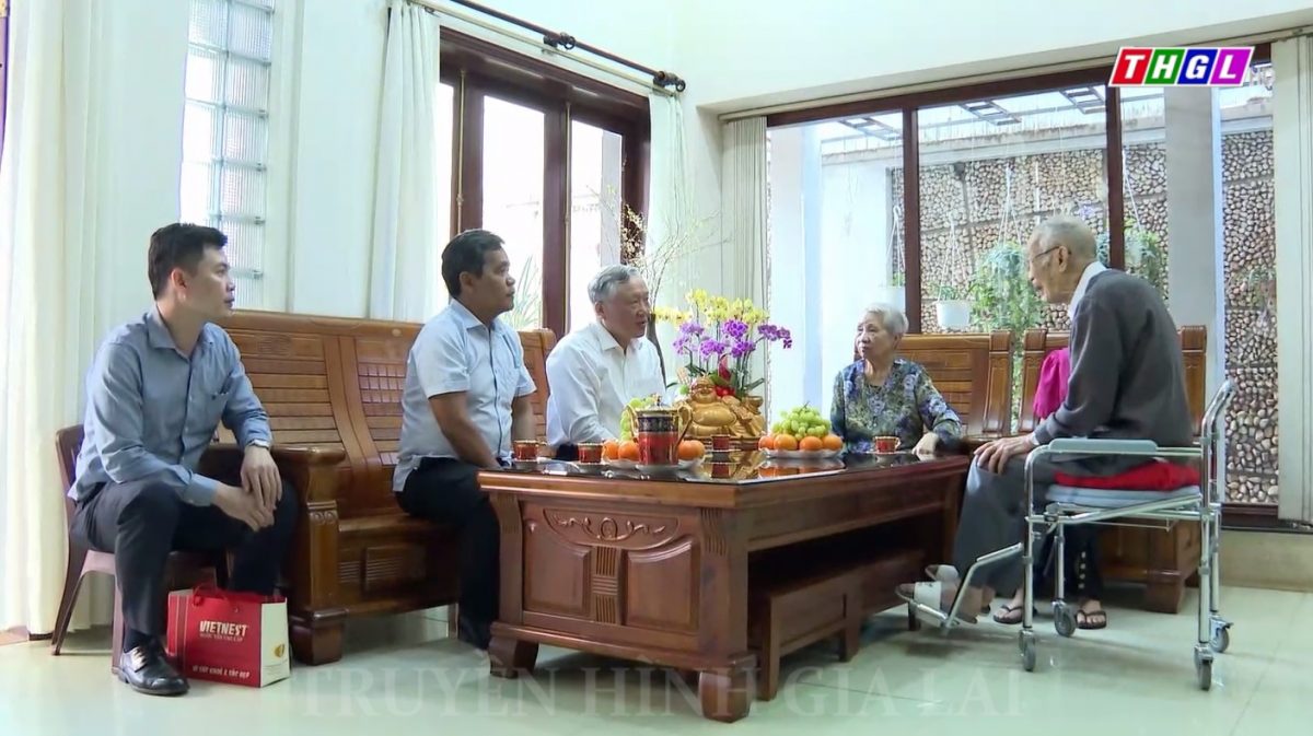 Đồng chí Nguyễn Hoà Bình – Uỷ viên Bộ Chính trị, Bí thư Trung ương Đảng, Chánh án Toà án Nhân dân tối cao đến thăm, chúc sức khoẻ ông Ngô Thành-Nguyên Phó Bí thư Tỉnh uỷ Gia Lai