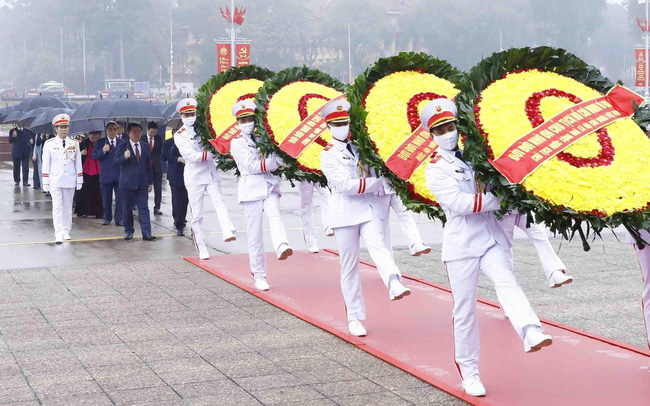93 năm ngày thành lập Đảng:  Lãnh đạo Đảng, Nhà nước vào Lăng viếng Chủ tịch Hồ Chí Minh