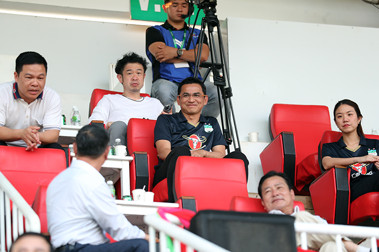 HLV Kiatisak gây chú ý trong ngày “gà nòi” nhà bầu Đức đấu CLB Nhật Bản