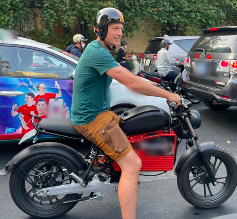 Tài tử phim “Trò chơi vương quyền” đi xe máy trên đường phố Sài thành