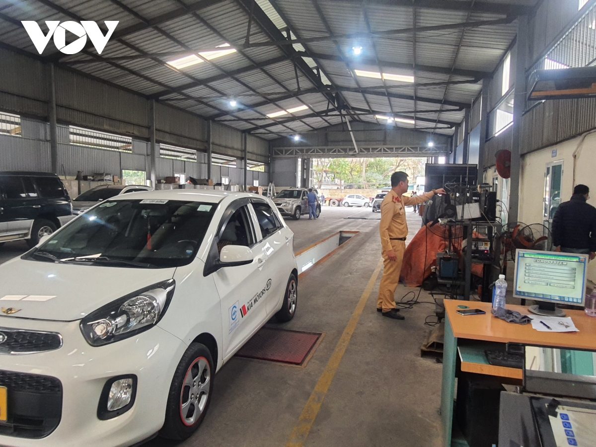 Miễn đăng kiểm xe ô tô mới: Chủ xe có phải nộp phí để lấy giấy chứng nhận?