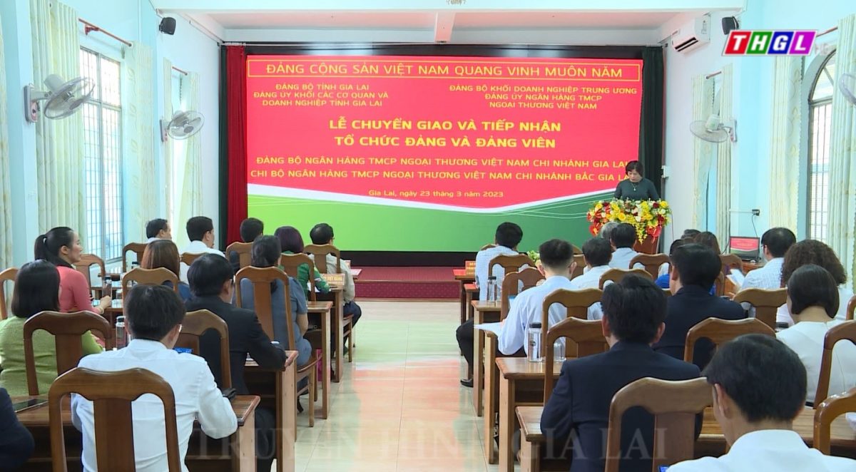 Đảng ủy Khối các cơ quan và Doanh nghiệp tỉnh Gia Lai: Tổ chức Lễ chuyển giao và tiếp nhận tổ chức đảng, đảng viên về Đảng bộ Ngân hàng TMCP Ngoại Thương Việt Nam.