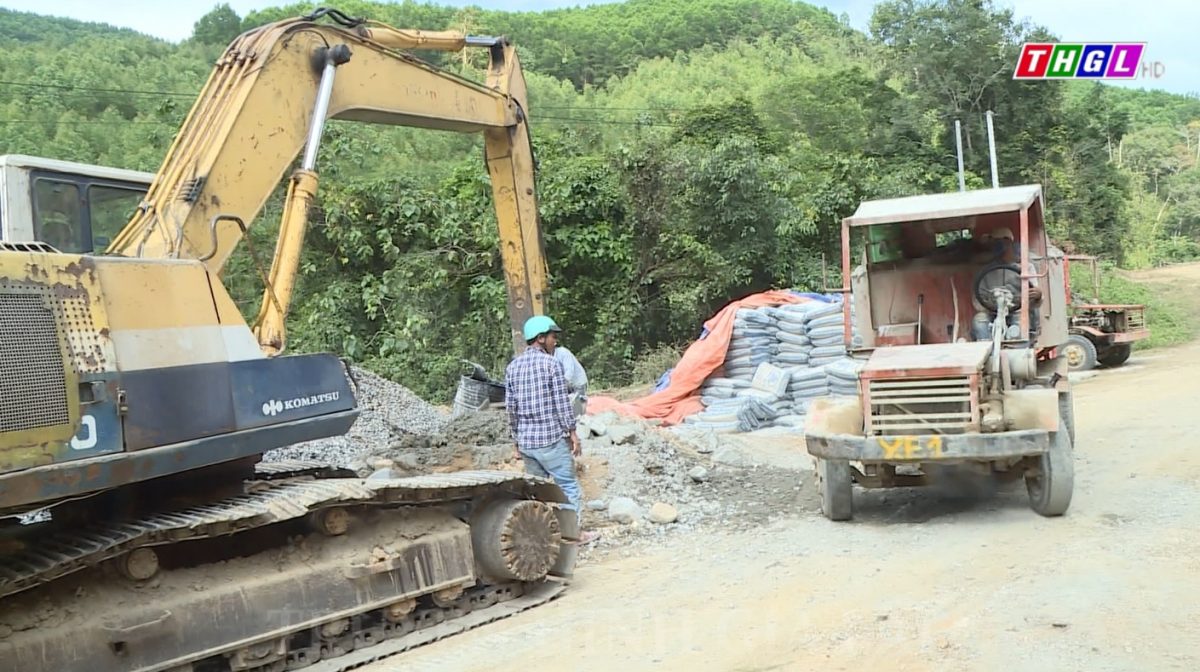 Sửa chữa, nâng cấp các đoạn hư hỏng nghiêm trọng trên tuyến đường liên xã vào Đăk Pling