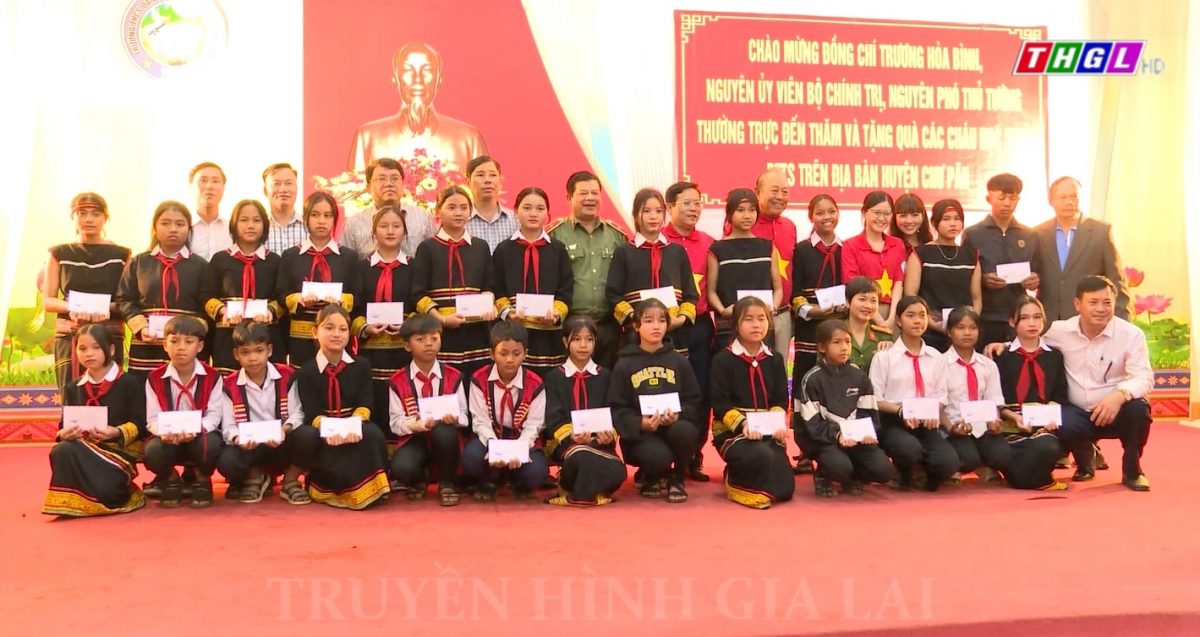 Nguyên Phó Thủ tướng Thường trực Chính phủ Trương Hòa Bình trao học bổng cho học sinh  DTTS tại huyện Chư Păh