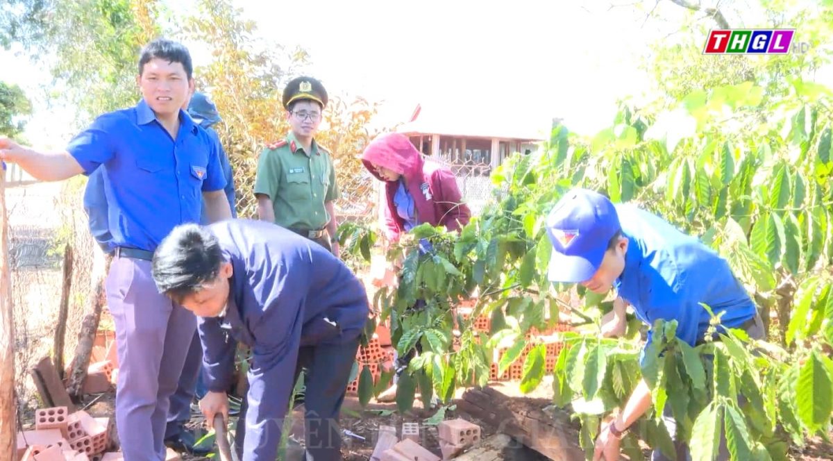 Thanh niên Ia Mơ Nông chung sức xây dựng nông thôn mới