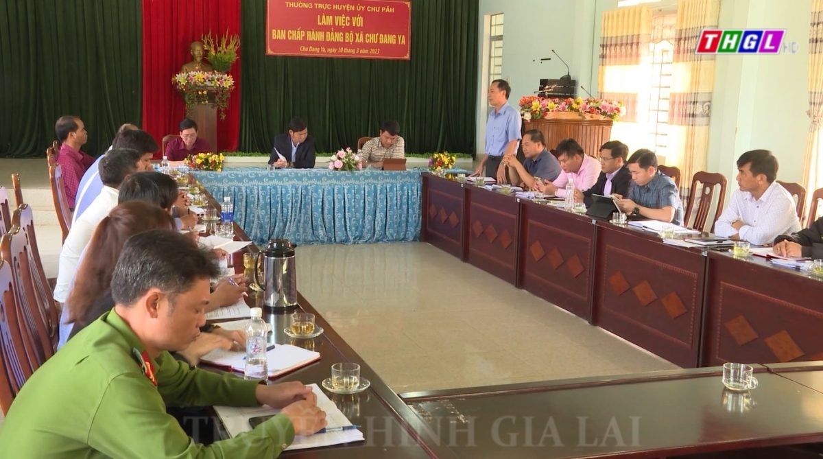 Thường trực Huyện ủy Chư Păh làm việc với Đảng bộ xã Chư Đang Ya