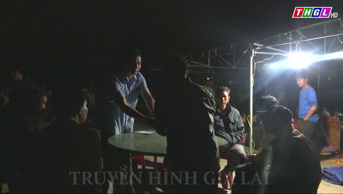 Lãnh đạo huyện Krông Pa đến thăm hỏi gia đình 3 cháu nhỏ bị đuối nước thương tâm ở xã Chư Gu