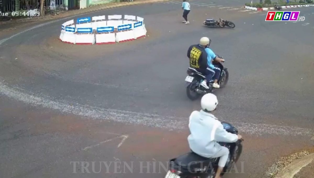 1 học sinh tử vong sau khi 2 xe máy tông nhau