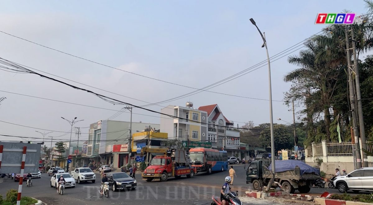 Xe tải không làm chủ tốc độ tông xe khách