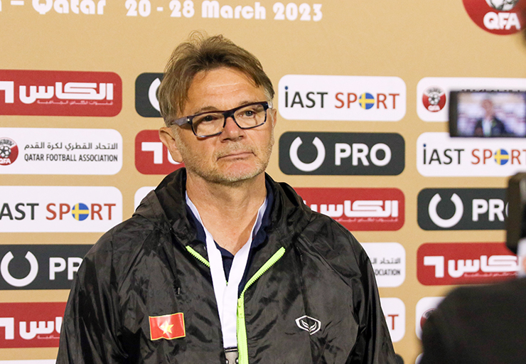 HLV Troussier nói gì về hai thẻ đỏ và trận thua đậm của U23 Việt Nam?