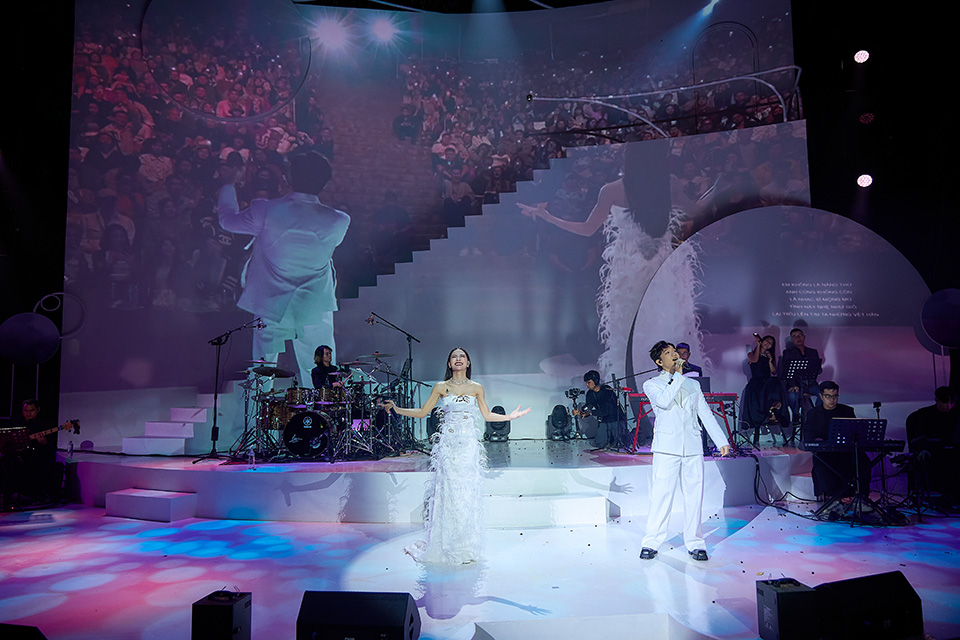 Hà Nhi khóc nức nở trước 1500 khán giả tại Đà Lạt