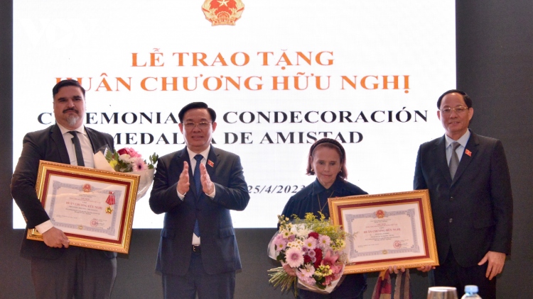 Chủ tịch Quốc hội Vương Đình Huệ gặp mặt cộng đồng người Việt Nam tại Argentina