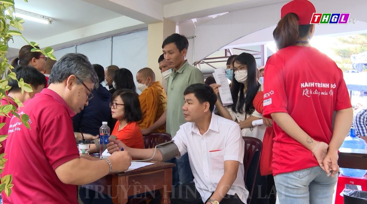 Tiếp nhận trên 380 đơn vị máu trong Ngày toàn dân hiến máu tình nguyện