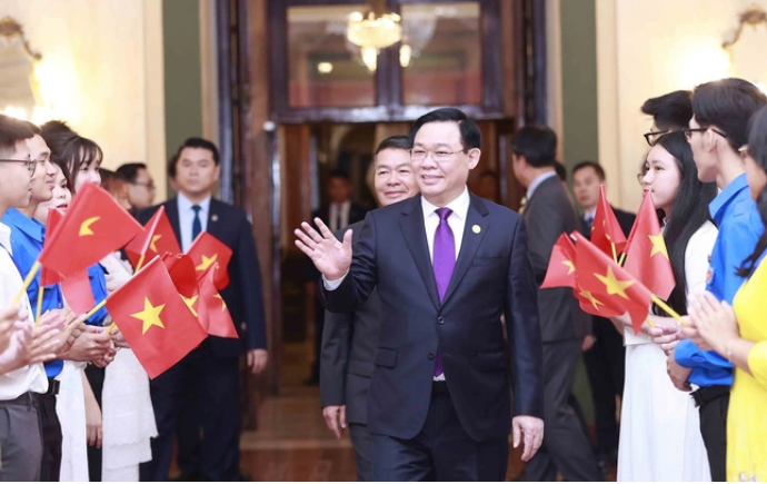 Chủ tịch Quốc hội Vương Đình Huệ gặp gỡ cộng đồng người Việt Nam tại Cuba