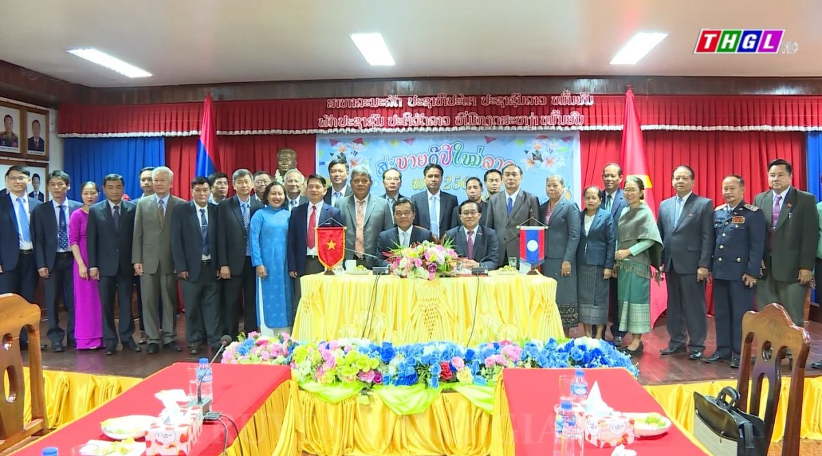 Đồng chí Bí thư Tỉnh ủy Gia Lai Hồ Văn Niên thăm, chúc Tết Cổ truyền Bun Pi May tại  tỉnh Sê Kông (Lào)