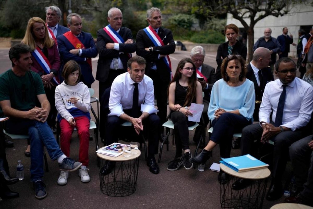 Tổng thống Pháp Macron cam kết tăng cường đối thoại xã hội