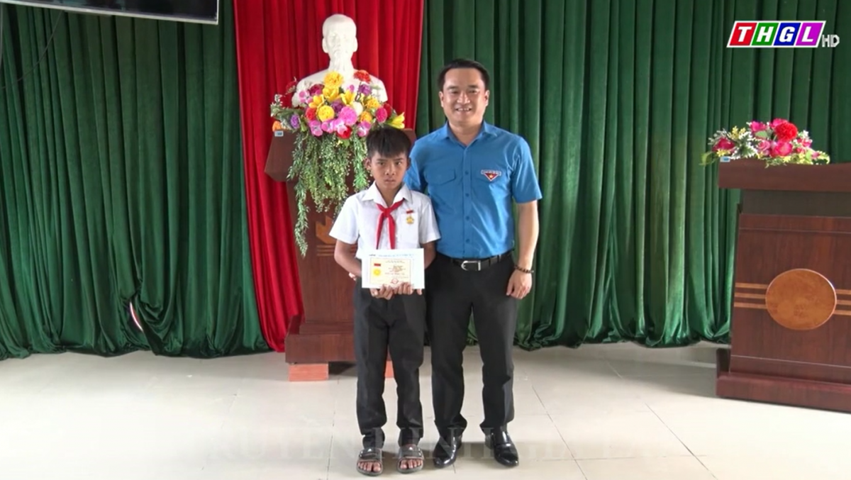 Trao tặng Huy hiệu “Tuổi trẻ dũng cảm” cho học sinh cứu người