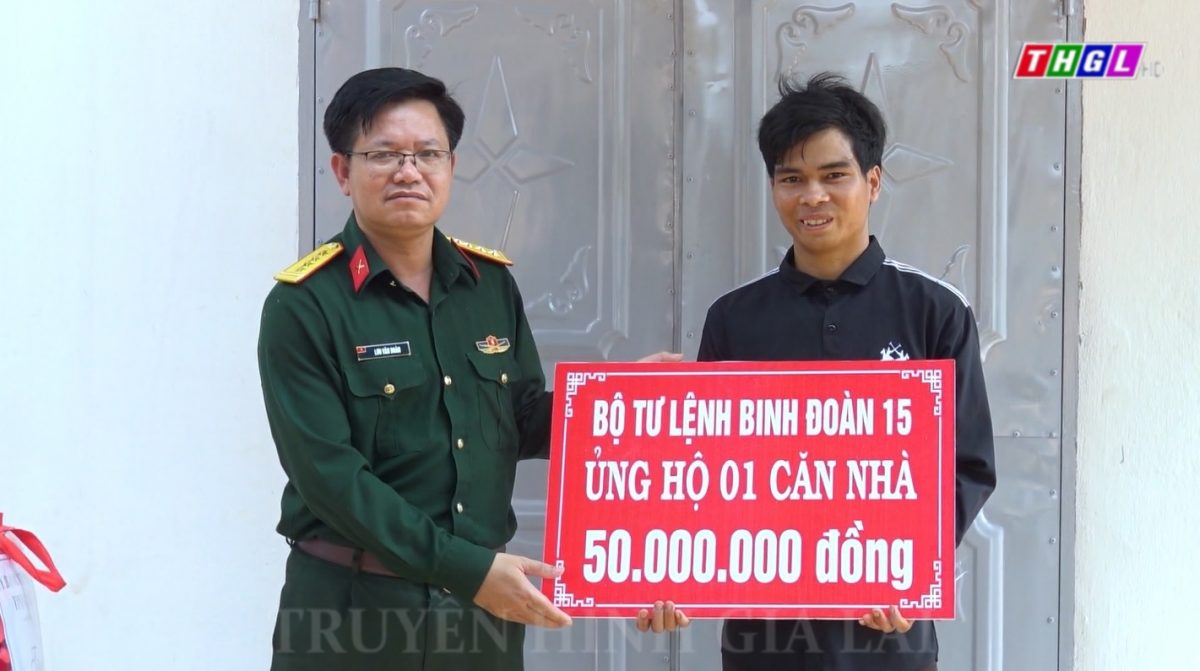 Trao nhà Đại đoàn kết cho 3 anh em mồ côi ở làng Tung, xã Ia O, huyện Chư Prông