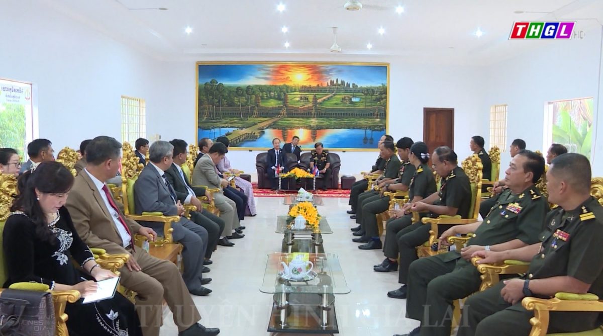 Phó Bí thư Thường trực Tỉnh ủy, Trưởng Đoàn đại biểu Quốc hội tỉnh Gia Lai Châu Ngọc Tuấn thăm, chúc Tết cổ truyền Chol Chnam Thmay tại Bộ Tư lệnh Quân khu IV, Quân đội Hoàng gia Campuchia