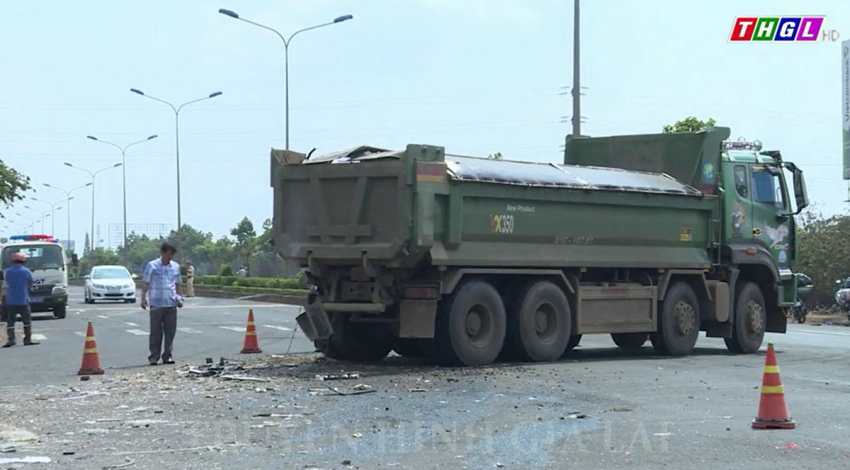 Tạm giữ hình sự lái xe ô tô tải sau vụ tai nạn giao thông rất nghiêm trọng với xe khách khiến 10 người thương vong