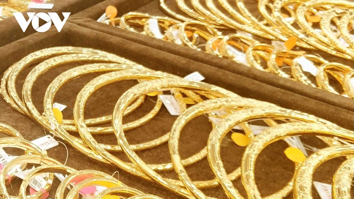 Giá vàng trong nước cùng tăng với giá thế giới