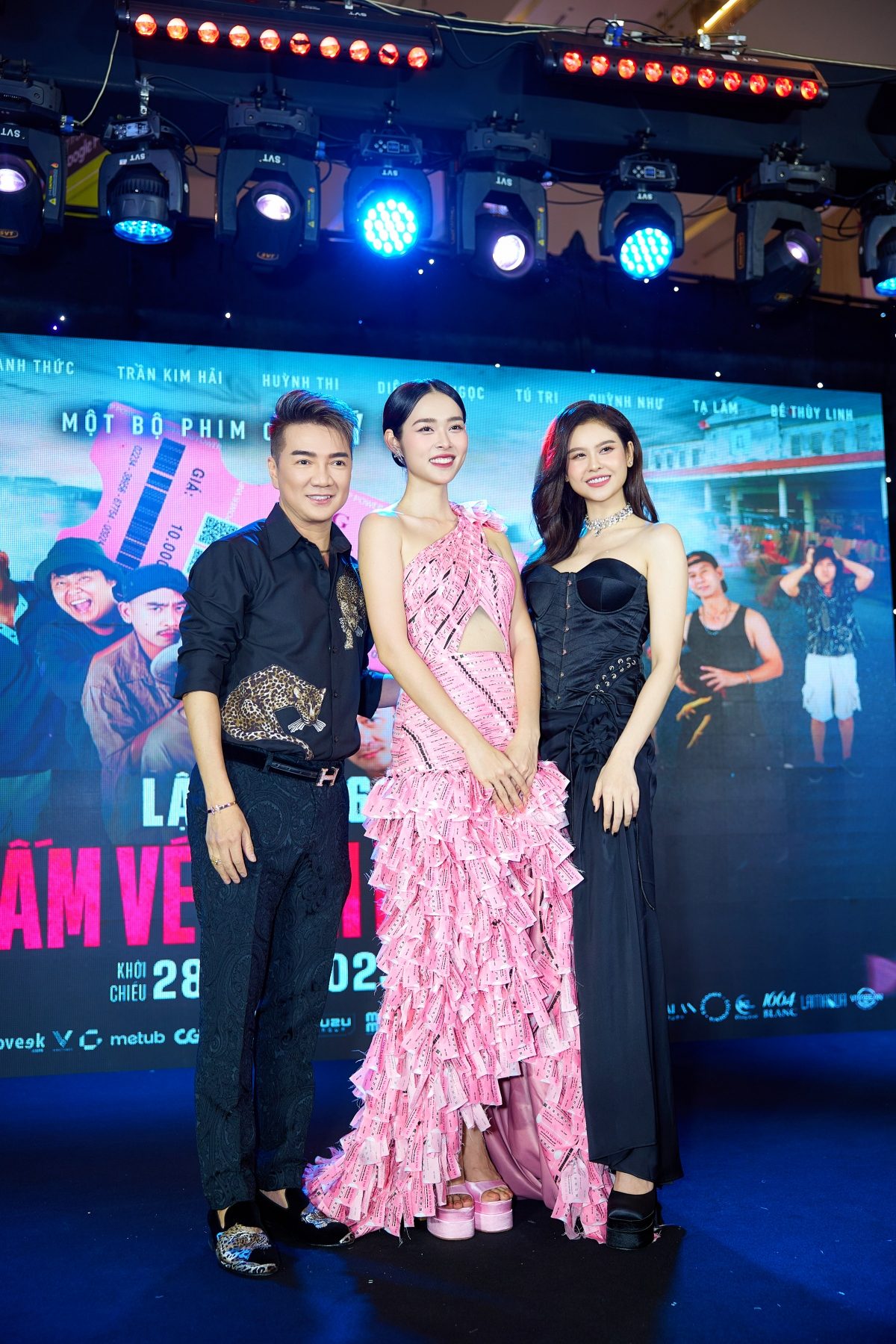 Diệp Bảo Ngọc diện váy làm từ 2000 tấm vé số