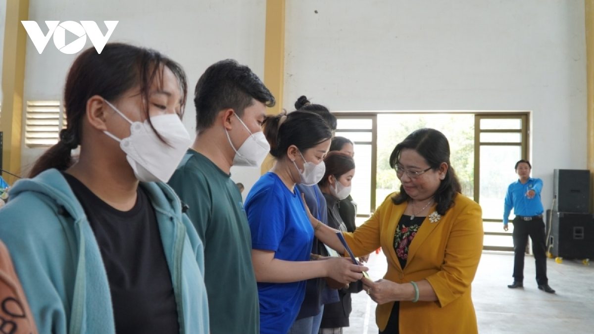 Làm gì để công nhân không dính vào bẫy của tín dụng đen, cho vay lãi nặng?