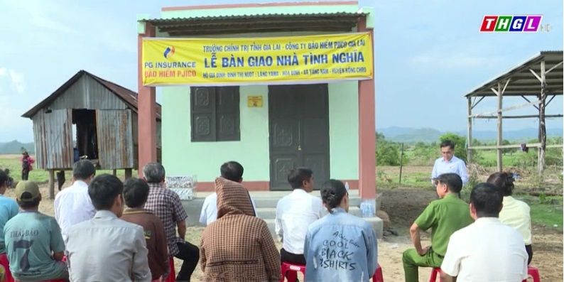 Chi bộ Công ty Bảo hiểm PJICO Gia Lai bàn giao nhà tình nghĩa tại huyện Kông Chro