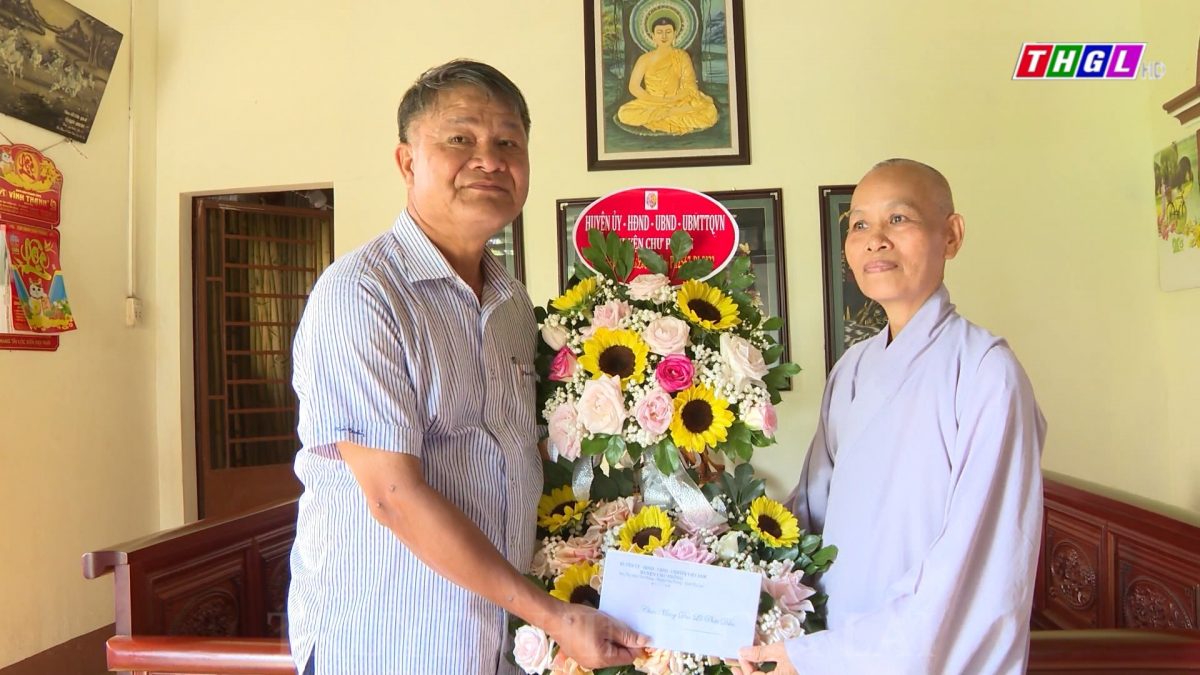 Huyện Chư Prông thăm, tặng quà các cơ sở Phật giáo nhân dịp Đại lễ Phật đản năm 2023