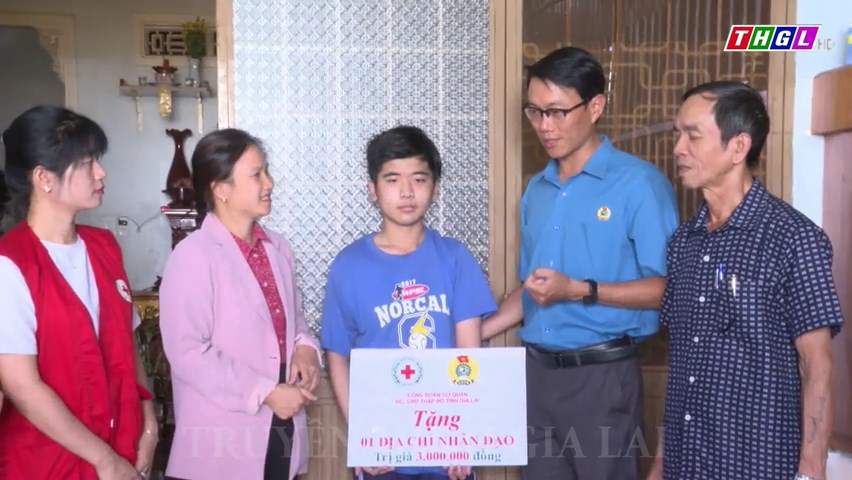 Công đoàn cơ sở Hội Chữ thập đỏ tỉnh Gia Lai trao tặng “Học bổng vươn lên” cho 05 gia đình  học sinh vượt khó học tốt