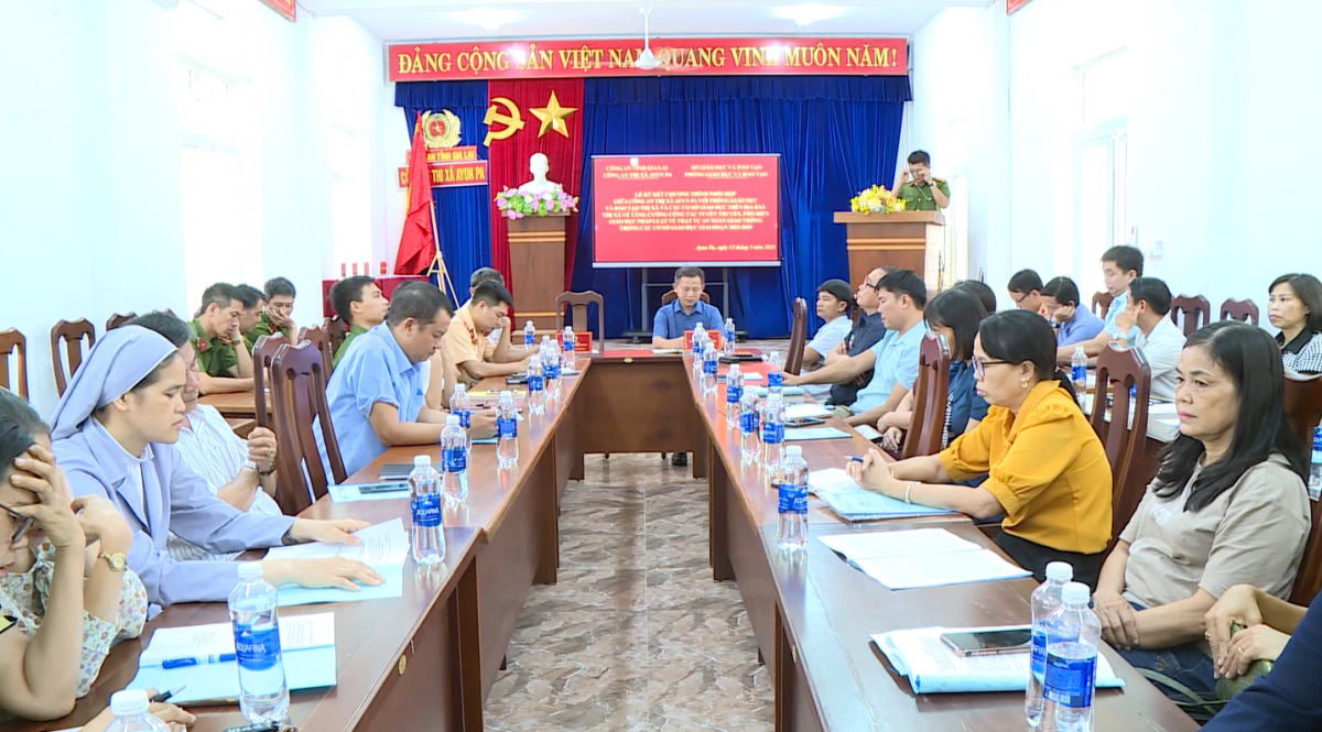 Ayun Pa: Ngành giáo dục và đào tạo và Công an thị xã ký kết tuyên truyền ATGT trong học đường