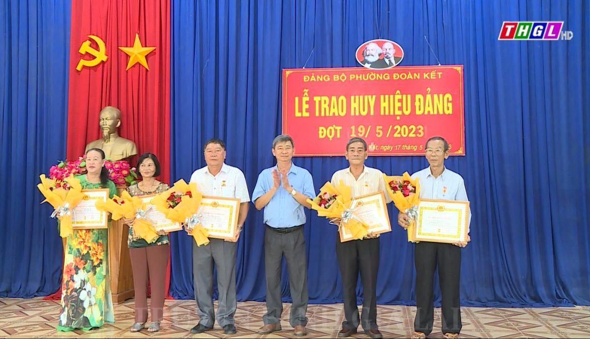 Thị xã Ayun Pa trao Huy hiệu Đảng cho 5 đảng viên