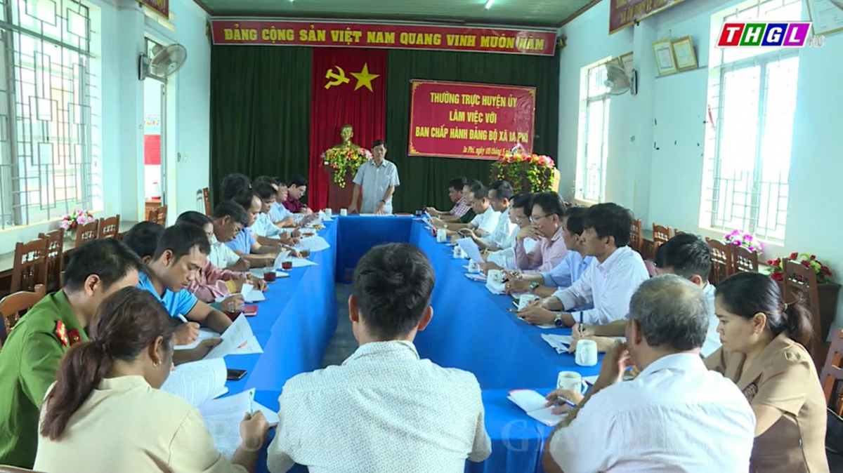Thường trực Huyện uỷ Chư Păh làm việc với BCH Đảng bộ xã Ia Phí