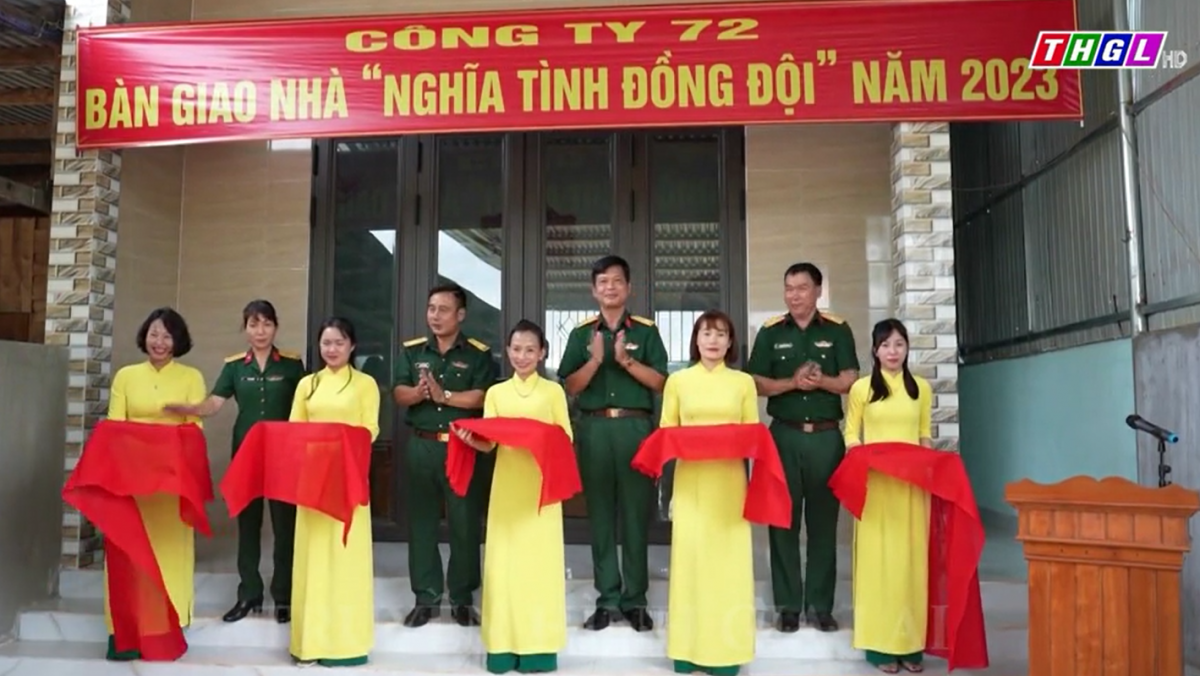 Công ty 72 (Binh đoàn 15) hỗ trợ kinh phí xây dựng nhà ở và tặng quà cho công nhân