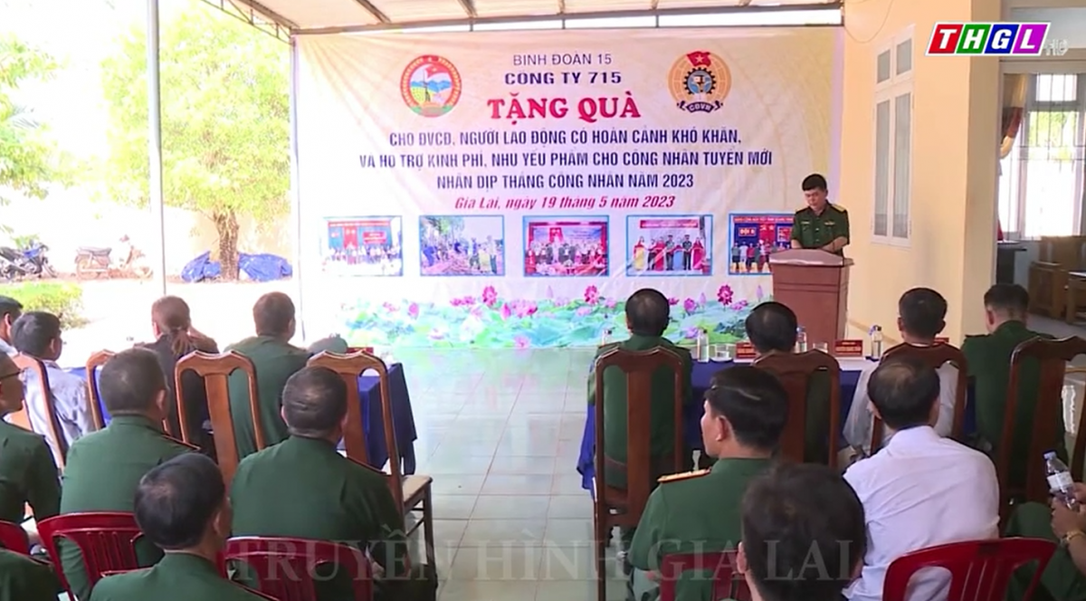 Công ty 715 (Binh đoàn 15) tặng quà công nhân dịp “Tháng Công nhân”