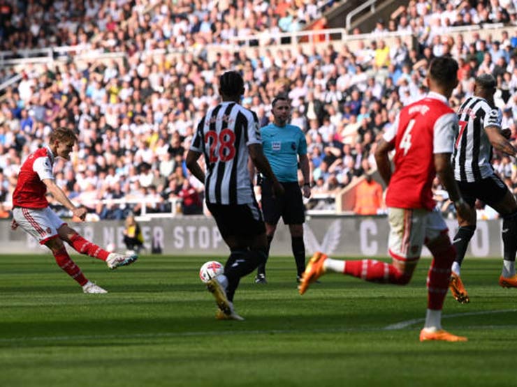 Newcastle – Arsenal: Dấu ấn đội trưởng, bàn đá phản định đoạt (Ngoại hạng Anh)