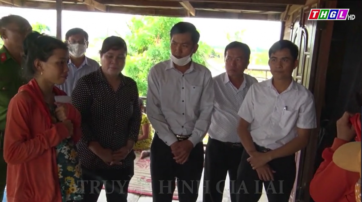 Ia Pa: Thăm hỏi, động viên gia đình có 3 cha con bị tử vong do điện giật