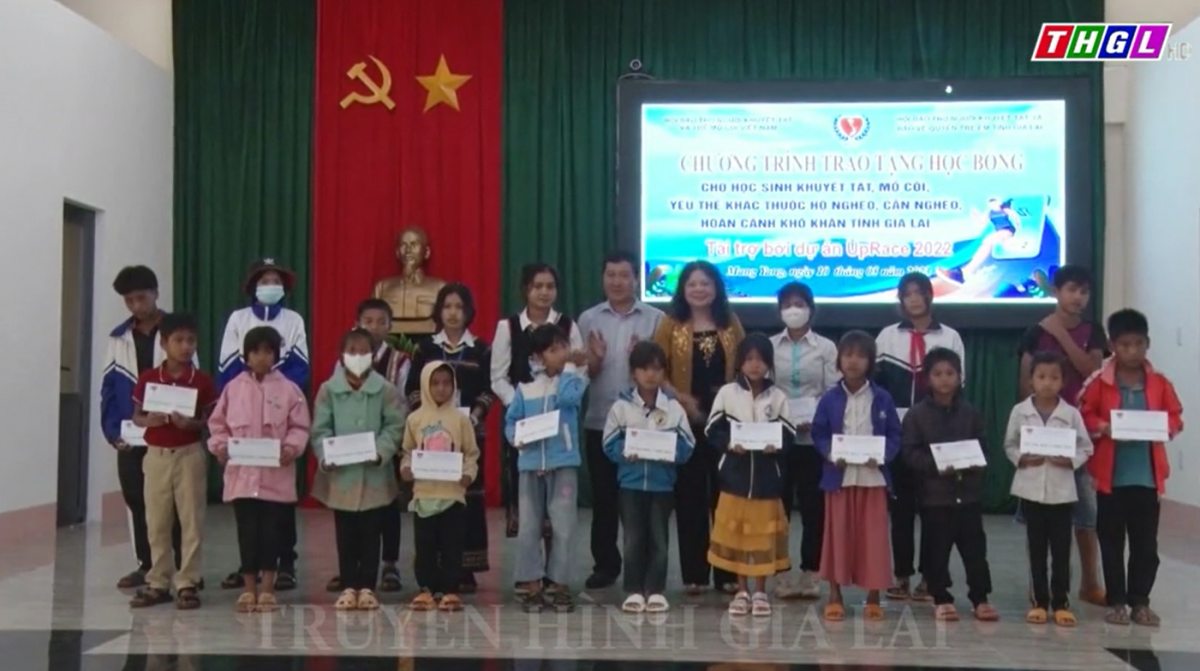 Tặng học bổng cho học sinh khuyết tật, mồ côi tại huyện Mang Yang