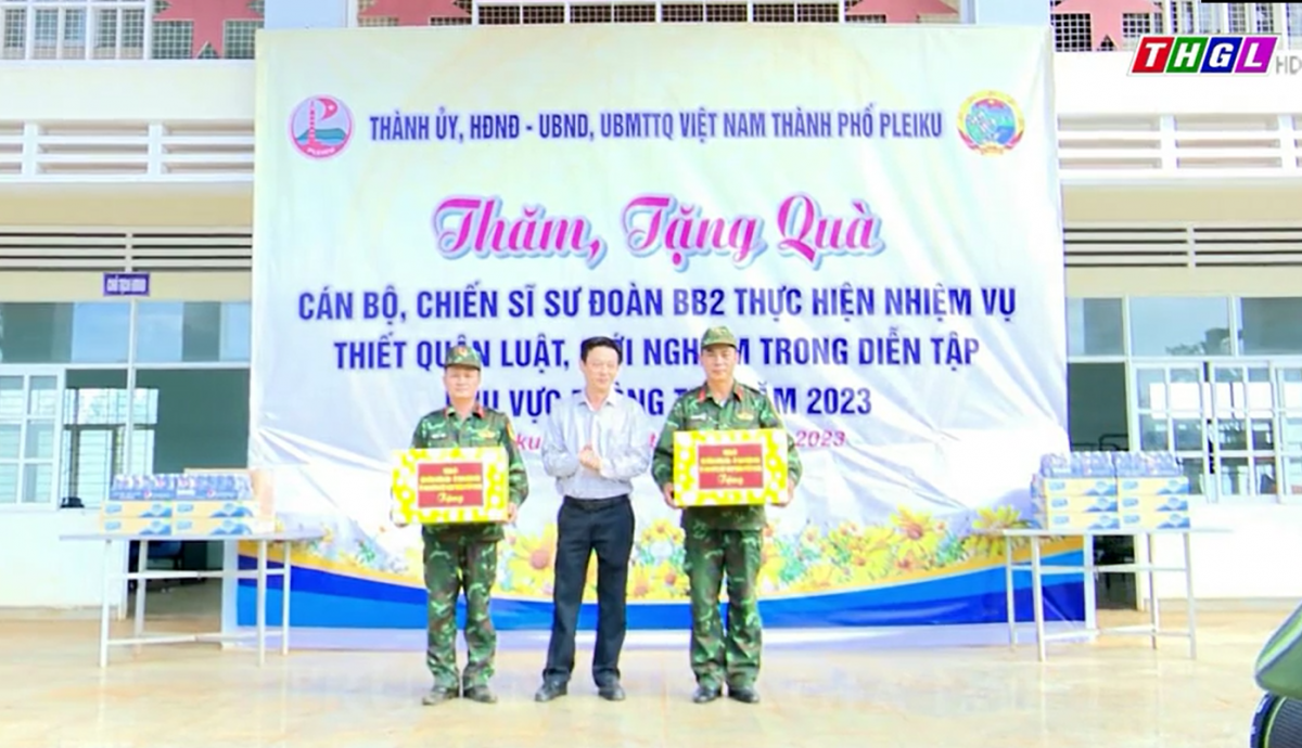 Lãnh đạo TP. Pleiku thăm, tặng quà cán bộ, chiến sĩ Sư đoàn 2