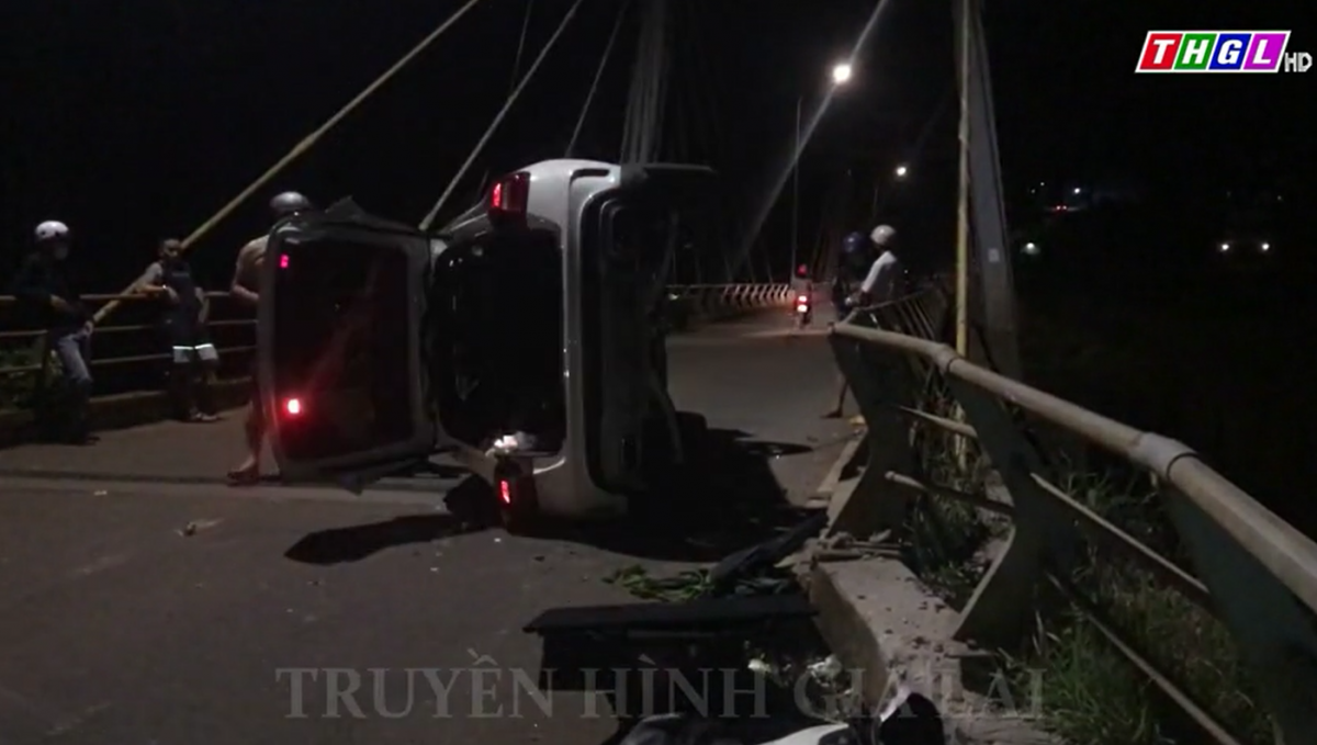 Xe ô tô tông vào mố cầu Phan Đình Phùng (TP. Pleiku) rồi lật nghiêng