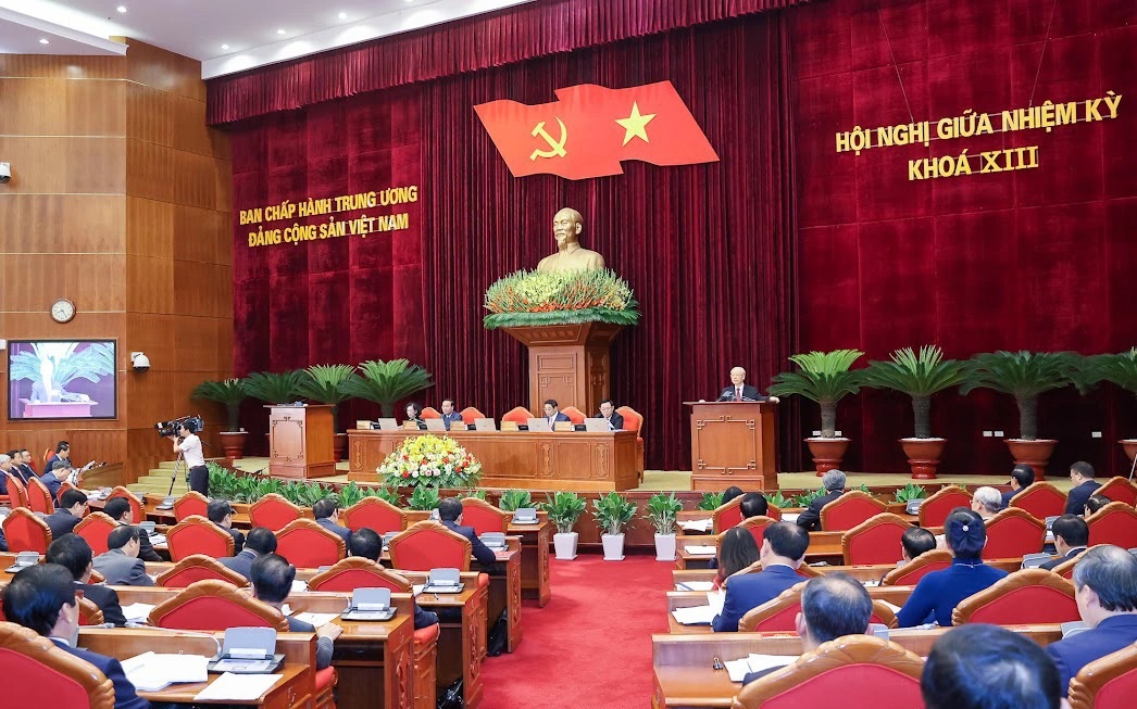 Nửa nhiệm kỳ xây dựng, chỉnh đốn đảng: Công tác cán bộ là “then chốt của then chốt”